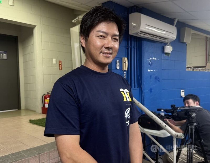 中華職業棒球大聯盟富邦悍將隊宣布與9名新秀完成簽約,副領隊兼農場總監林威助(圖)22日表示,會先請體能教練為每名新秀擬定訓練項目,一開始體能最重要。中央社記者楊啟芳攝 114年8月22日