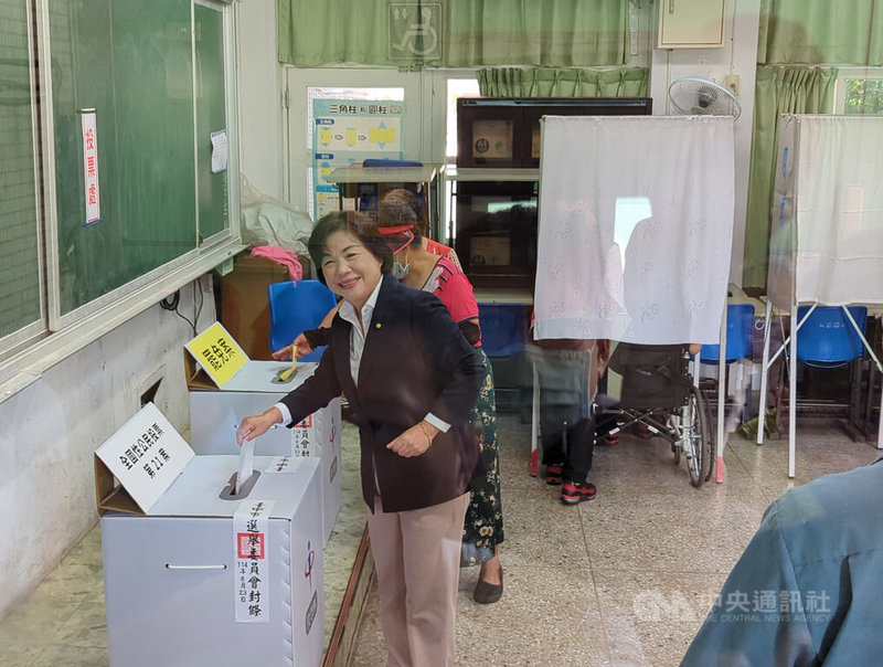 罷免投票23日登場,台中市第3選區國民黨立法委員楊瓊瓔(前)上午到大雅區大雅國小投票。中央社記者蘇木春攝 114年8月23日