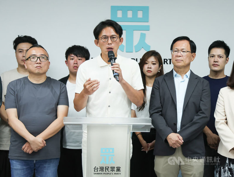 核三重啟公投與第2波立委罷免案23日投開票，台灣民眾黨主席黃國昌（前中）晚間於開票結果底定後，率黨務主管舉辦記者會，公開發表談話。中央社記者張新偉攝  114年8月23日