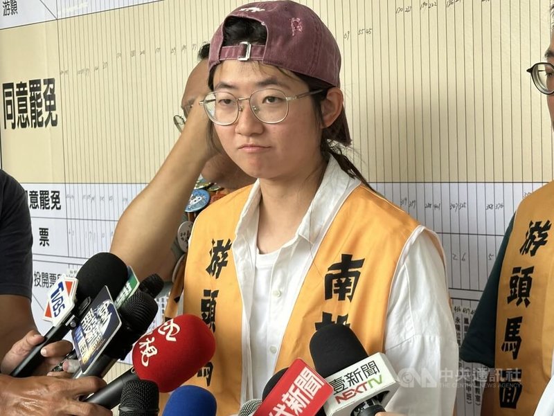國民黨籍南投縣立委游顥罷免案23日下午4時起開票，隨著票數陸續開出、結果漸明朗，罷免案領銜人林敬桐（前）傍晚出面自行宣布罷免未能通過。中央社記者鄭維真攝  114年8月23日