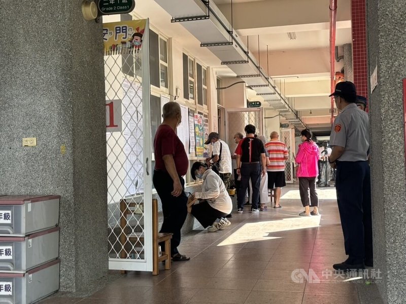 國民黨立法委員林思銘罷免案23日投票,天氣晴朗,竹縣投開票所外陸續湧現投票人潮。中央社記者郭宣彣攝 114年8月23日
