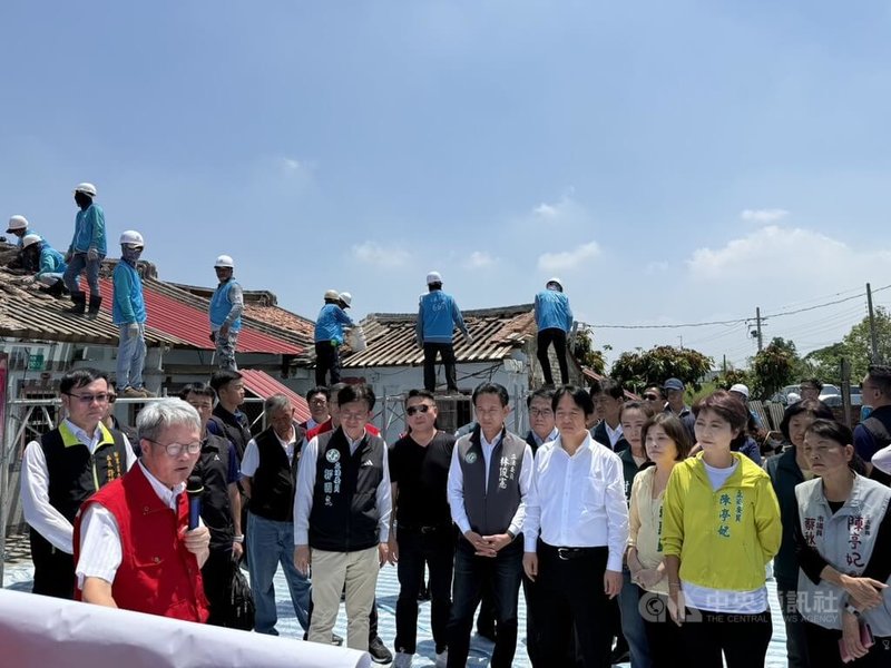 颱風豪雨重創台南，總統賴清德（前右4）23日前往位於台南市安平國中的投票所投票後，隨即趕往將軍區及七股區視察災後重建進度。中央社記者張榮祥台南攝 114年8月23日