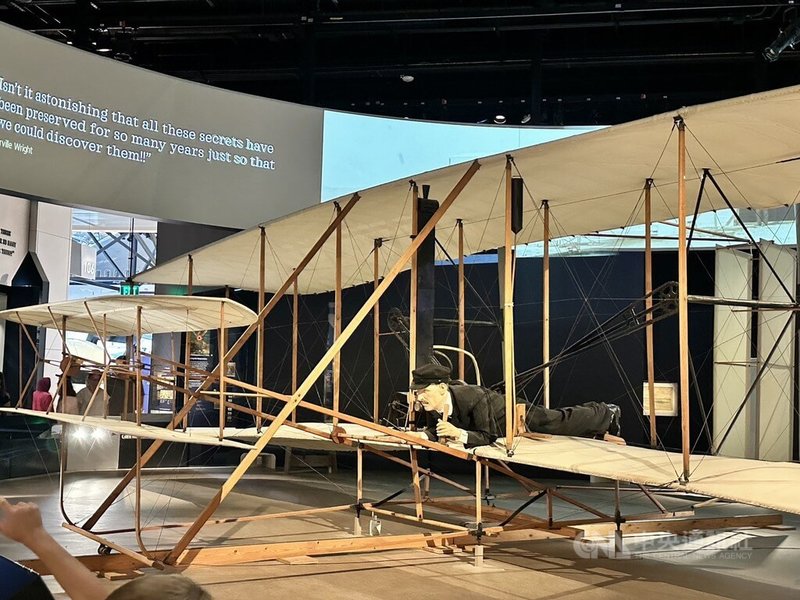 美國國家航空與太空博物館展出1903年萊特飛行器原型,儘管在全球有許多複製品,航太館展出的這一架是真正的原件。圖攝於8月21日。中央社實習記者王家葳華盛頓攝 114年8月23日