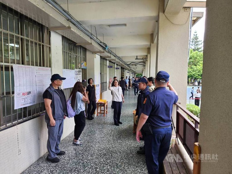 核三重啟公投登場，前總統蔡英文（中）23日前往投票，她面帶笑容，投票完畢後，她還應媒體要求揮手打招呼。中央社記者葉素萍攝 114年8月23日