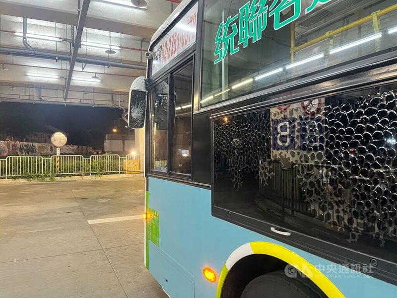 陳姓機車騎士22日晚間疑與一輛統聯客運台中公車發生行車糾紛,竟尾隨公車至台鐵台中車站月台,將林姓駕駛攔下毆打致傷後離去,警方獲報已鎖定對象調查釐清。(翻攝照片)中央社記者蘇木春傳真 114年8月23日