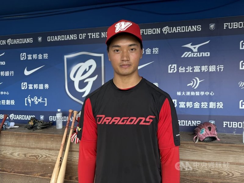 中職味全龍隊投手張鈞守(圖)2023年進行手肘韌帶置換手術,22日為睽違逾3年後再度踏上一軍投手丘,他23日受訪自評,登板感覺一般,但緊張的感覺少很多。中央社記者謝靜雯攝 114年8月23日