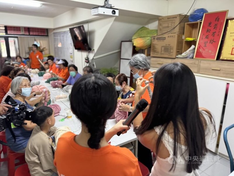 17歲少女Megan(前右)23日擔任弘道老人福利基金會公益教學講師,她拿著冰島粗毛線逐步引導參與長輩製作可愛俏皮的毛線包,場面歡樂溫馨。中央社記者沈佩瑤攝 114年8月23日