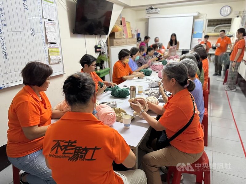弘道老人福利基金會推動「不再獨唱悲歌–終結長者孤單計畫」,23日在台北市北投區舉辦課程活動,多名長者在17歲少女引導下,用冰島粗毛線親手編織出獨一無二的可愛毛線包。中央社記者沈佩瑤攝 114年8月23日