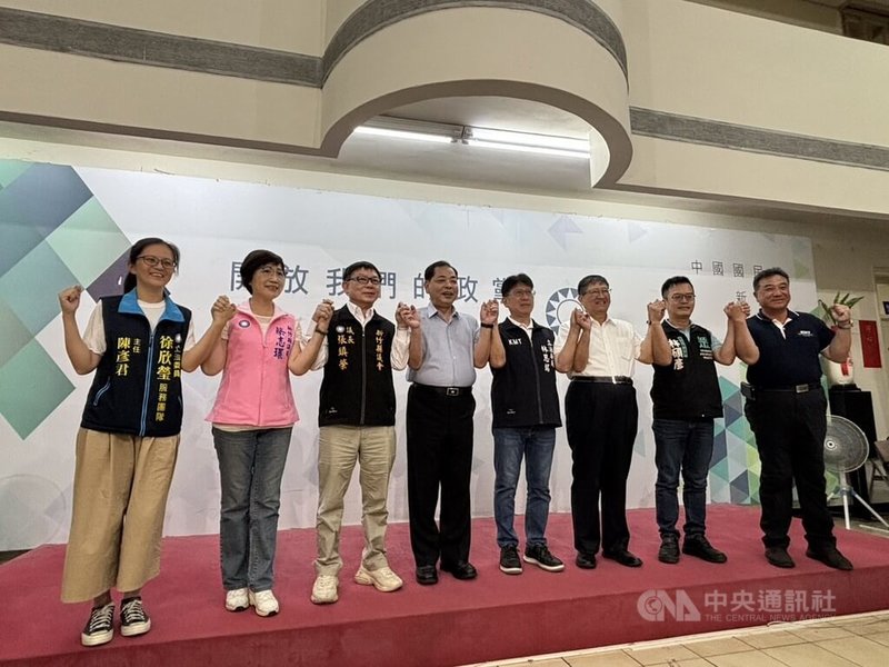 7名國民黨籍立委罷免案23日傍晚開票結果大致底定,其中新竹縣立委林思銘(右4)已自行宣布罷免失敗,不少支持者聚集在國民黨新竹縣黨部為林思銘加油。中央社記者郭宣彣攝 114年8月23日