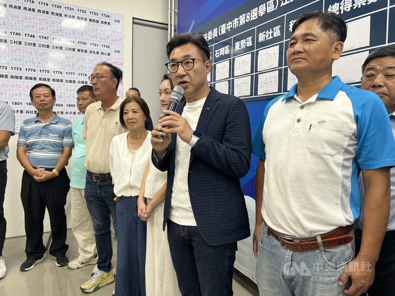 中國國民黨籍立法委員江啟臣(前右2)23日下午自行宣布罷免案未通過,現身服務處致詞時,感謝民眾支持與肯定。中央社記者郝雪卿攝 114年8月23日