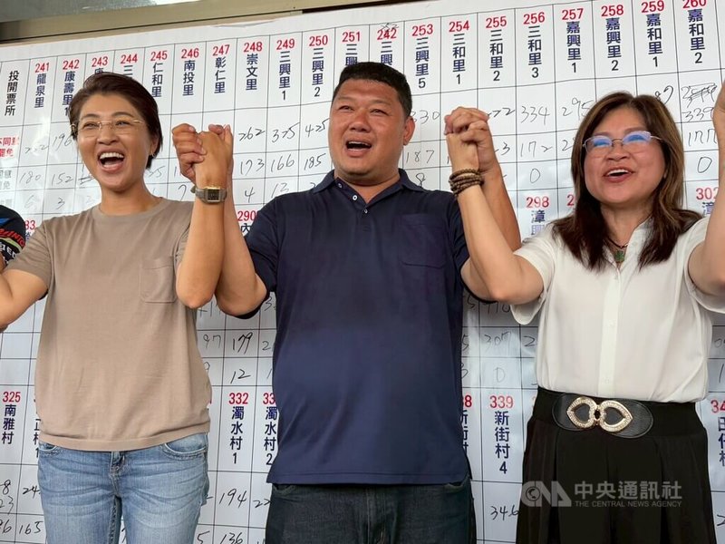 國民黨籍南投縣立委游顥(中)罷免案結果未通過,南投縣長許淑華(左)、民眾黨立委麥玉珍(右)23日下午陪同游顥向支持者致謝,攜手歡呼。中央社記者蕭博陽南投縣攝 114年8月23日