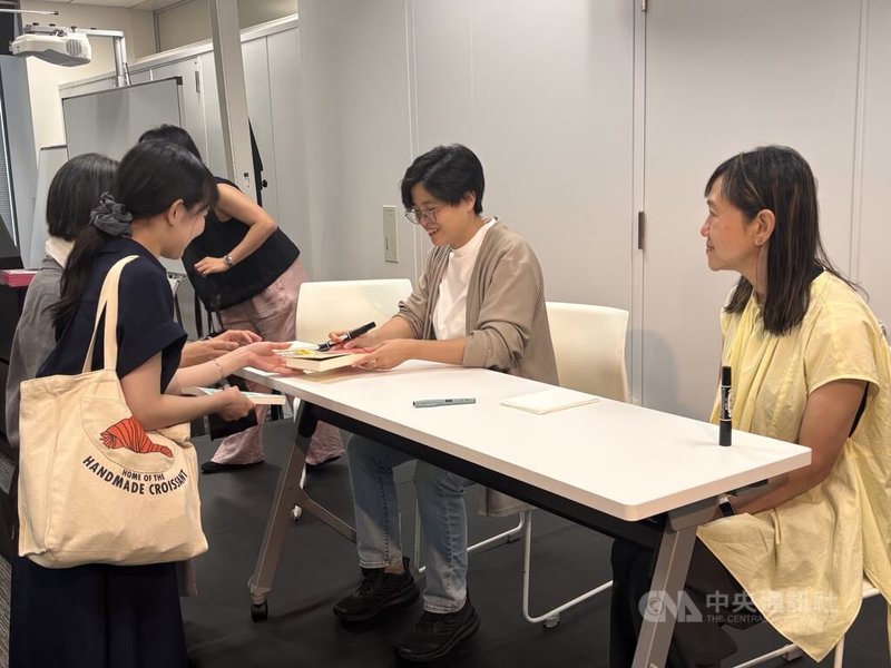 台灣作家楊双子(中)近期在日本推出新作「四維街一號」日譯本,23日與直木獎得主角田光代(右)在東京的駐日台灣文化中心對談,會後舉辦簽書會。中央社記者戴雅真東京攝 114年8月23日