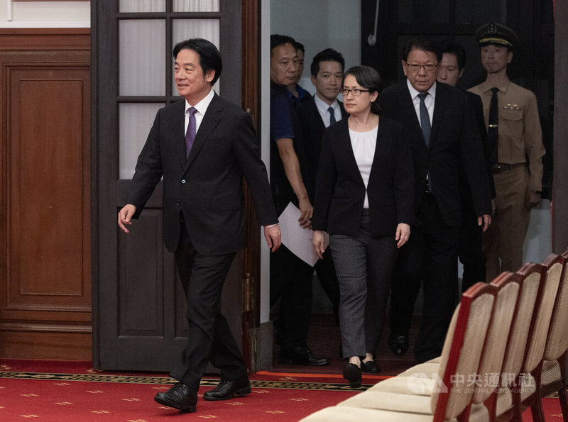 核三重啟公投與7名國民黨立委罷免案23日投開票，晚間結果底定，總統賴清德（前左起）親率副總統蕭美琴、總統府秘書長潘孟安等人在府內出席記者會，發表公開談話。中央社記者趙世勳攝　114年8月23日
