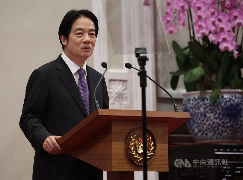 立委罷免案與核三延役公投23日投開票，晚間開票結果大致底定，總統賴清德（圖）於總統府發表談話，指出公投雖沒通過門檻，但他仍尊重公投結果，並且理解社會對於能源多元選擇的期待，而核能是科學問題，不會因為一場公投就解決。中央社記者趙世勳攝  114年8月23日