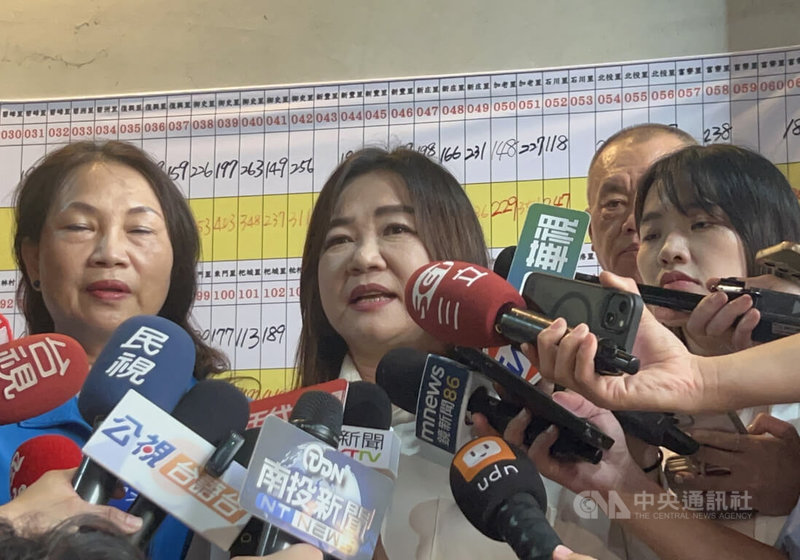 第2波7名立委罷免案23日投開票，隨著開票結果大致底定，國民黨籍南投縣立委馬文君（中）傍晚出面自行宣布罷免案不通過，也感謝鄉親支持。中央社記者吳哲豪南投攝  114年8月23日