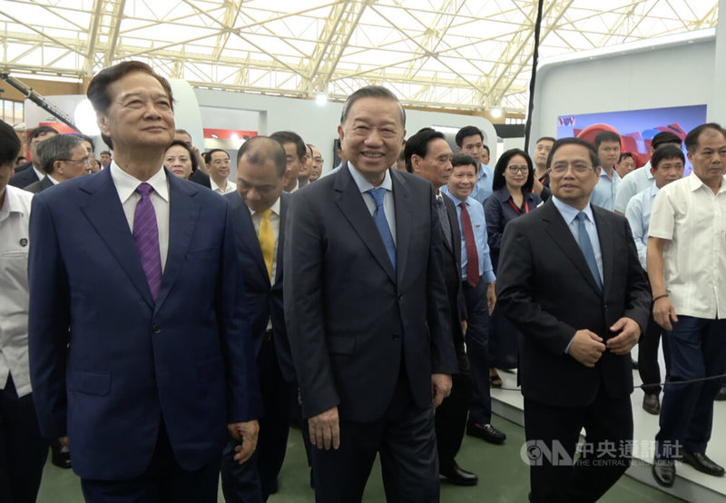 越共總書記蘇林(中)去年7月上任,矢言推動「越南崛起新時代」,並靠著過去10年的打貪行動奠立的影響力與威望,在短時間內推動制度性改革。圖為蘇林、總理范明正(右)20日參觀新落成的越南國家展覽會議中心。中央社記者曾婷瑄河內攝 114年8月23日