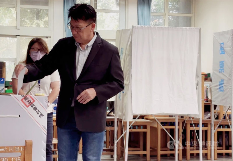 國民黨立委林思銘(前)罷免案23日投開票,林思銘已在上午完成投票並接受媒體訪問表示,他的心情如同好天氣一樣,透過投票行使公民權利,另盼此次投票結束後,如攻擊與抹黑狀況能結束,讓台灣政治發展更好。中央社記者郭宣彣攝 114年8月23日