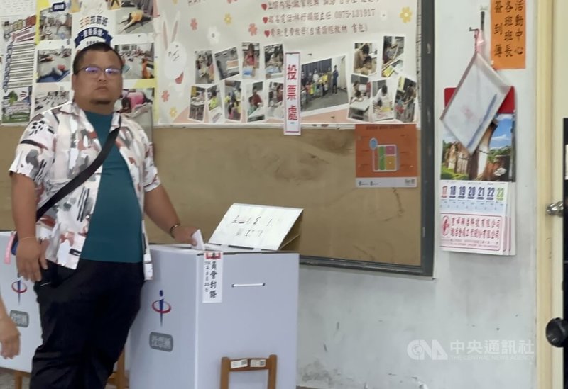核三重啟公投與7名國民黨立委罷免案23日投開票,台中第2選區罷免團體發言人林宣宏(圖)23日上午前往大肚區王田社區活動中心投票。中央社記者趙麗妍攝 114年8月23日