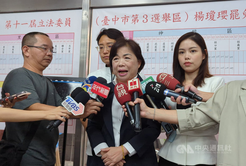 中國國民黨籍立法委員楊瓊瓔(前中)23日自行宣布罷免案不通過,感謝鄉親支持,並指一本初衷、繼續努力不懈怠。中央社記者蘇木春攝 114年8月23日