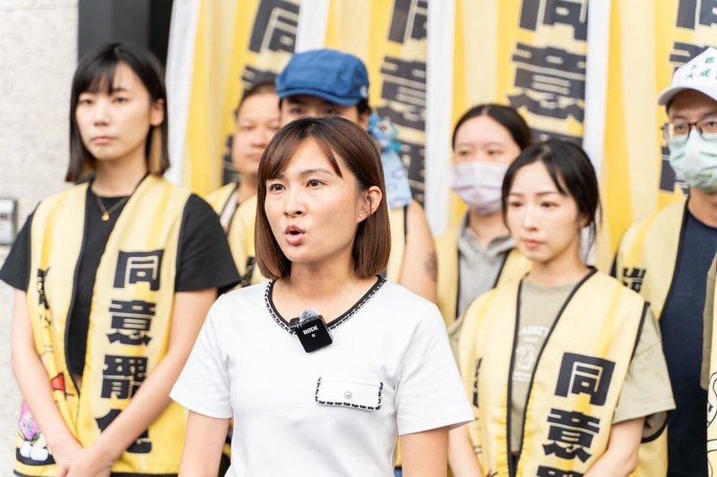 中國國民黨籍立法委員江啟臣罷免案23日遭否決,罷團領銜人廖芝晏(前中)表示,感謝所有志工努力,這段時間已用行動表達心聲,也喚醒社會關注。(罷團提供)中央社記者郝雪卿傳真 114年8月23日
