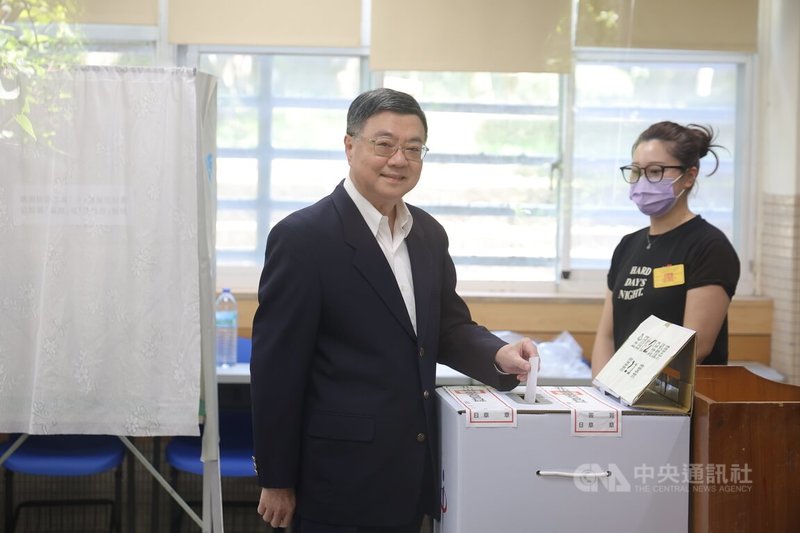 核三重啟公投與7位國民黨立委罷免案23日投開票,行政院長卓榮泰(左)一早前往台北三民國中投票,將公投票投入票匭。中央社記者翁睿坤攝 114年8月23日