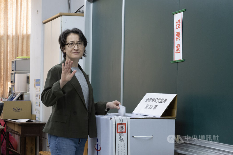 重啟核三公投投票日登場,副總統蕭美琴(圖)23日上午前往新北市永平國小投票,並將公投票投入票匭中。中央社記者趙世勳攝 114年8月23日