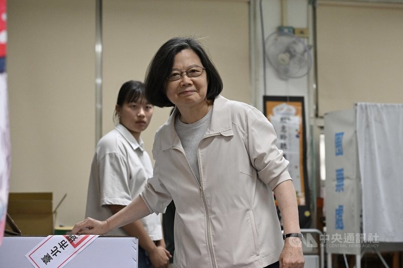 核三重啟公投與7位國民黨立委罷免案23日投開票,前總統蔡英文(前)下午赴台北市大安區建安國小投票,過程順利。中央社記者翁睿坤攝 114年8月23日
