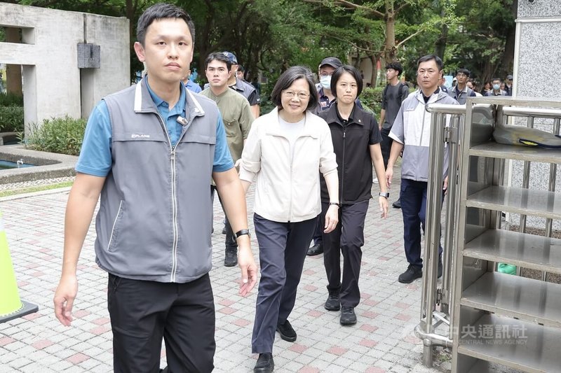 核三重啟公投與7位國民黨立委罷免案23日投開票,前總統蔡英文(中,白衣)下午前往台北市大安區建安國小投票,投完票後在隨扈等陪同下快步離去。中央社記者翁睿坤攝 114年8月23日