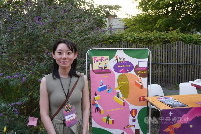 長年往來德台兩地的台灣策展人林婕穎,曾在柏林舉辦多次影展,向德國觀眾介紹台灣電影。今年更與團隊籌劃女力藝術節,將電影結合台式創意市集,展現更多海外女性創作者更多元的面貌。中央社記者林尚縈柏林攝 114年8月23日