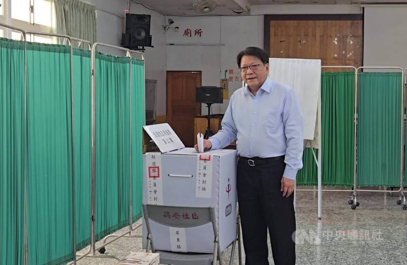 核三重啟公投23日登場,總統府祕書長潘孟安23日返回家鄉屏東縣車城鄉投票。中央社記者黃郁菁攝 114年8月23日