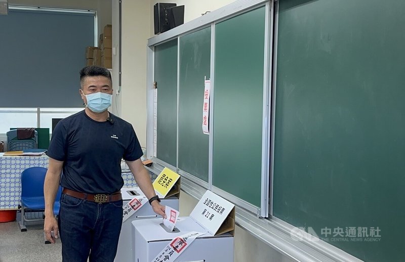 罷免投票23日登場,台中市第2選區國民黨立法委員顏寬恒(圖)上午到烏日區烏日國小投票。中央社記者趙麗妍攝 114年8月23日
