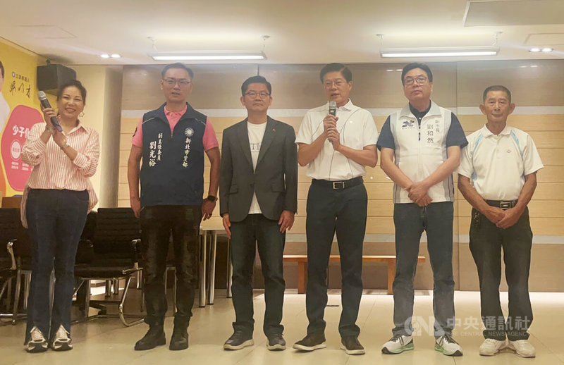 國民黨立委羅明才（右3）通過罷免危機考驗，23日晚間在新店區服務處發表談話感謝支持者，並現場高歌表達內心謝意。右2為新北市副市長劉和然。中央社記者趙敏雅攝 114年8月23日