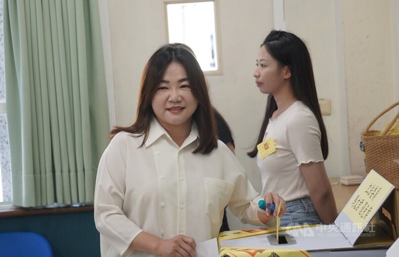 國民黨立法委員馬文君(左)及游顥罷免案23日投票,馬文君上午前往南投縣埔里鎮大成國中完成投票。中央社記者蕭博陽南投縣攝 114年8月23日