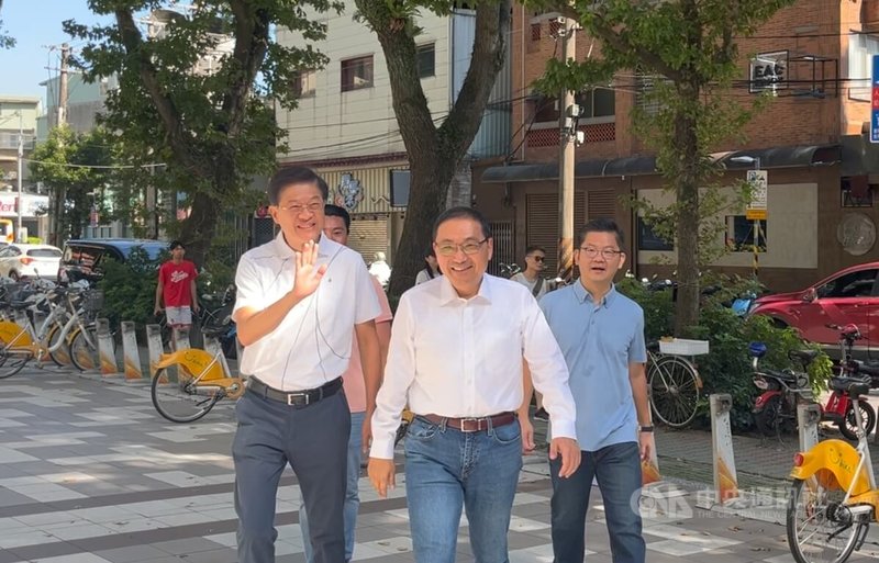 核三重啟公投與7位國民黨立委罷免案23日投開票,新北市長侯友宜(前中)上午9時許陪同中國國民黨立委羅明才(前左)抵新店行政園區的投票所投票。中央社記者趙敏雅攝 114年8月23日