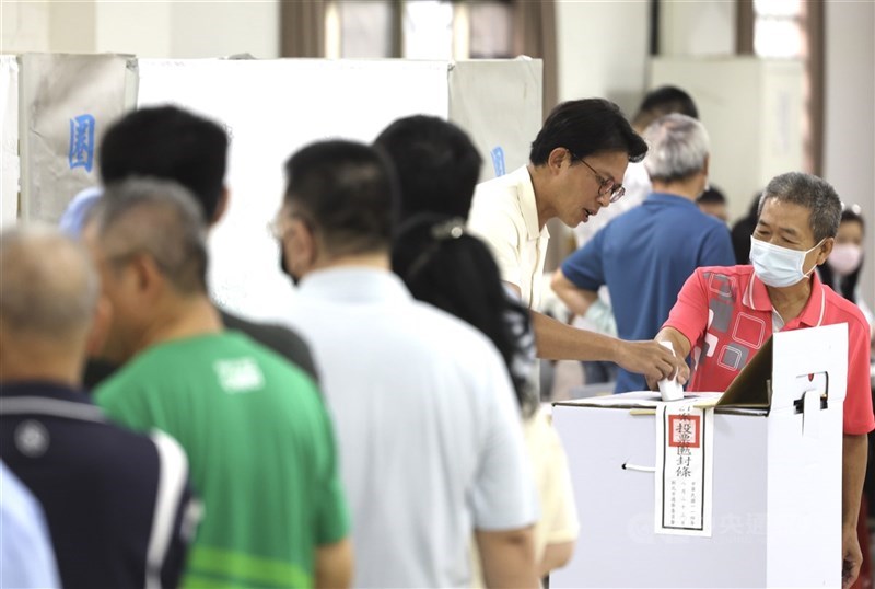 重啟核三公投23日登場,民眾黨主席黃國昌(前右2,白衣)上午前往新北市板橋區港嘴市民中心投票。中央社記者趙世勳攝 114年8月23日