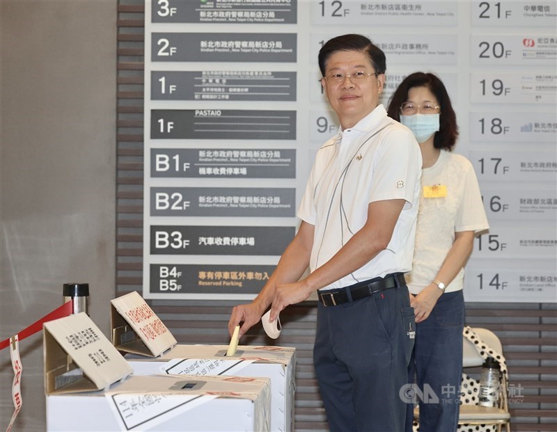 核三重啟公投與7位國民黨立委罷免案23日投開票，國民黨立委羅明才（前）上午前往新北市新店行政園區投票。中央社記者張皓安攝 114年8月23日