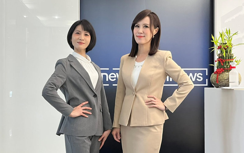 演員連俞涵(左)在戲劇「零日攻擊」飾演一名主播,為展現主播專業,特別拜託主播黃筱純(右)協助指導,黃筱純盛讚連俞涵有專業主播的氣勢。(鏡電視提供)中央社記者洪素津傳真 114年8月23日