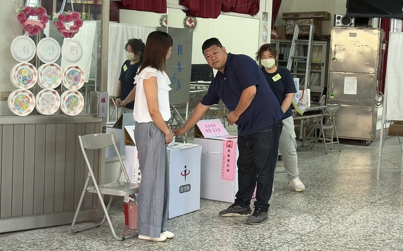 國民黨立法委員馬文君及游顥罷免案23日投票,游顥(前右)上午前往南投縣竹山鎮延祥社區活動中心完成投票。中央社記者蕭博陽南投縣攝 114年8月23日