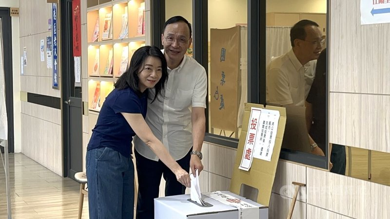 核三重啟公投23日登場,國民黨主席朱立倫(右)上午在太太陪同下,回桃園八德投票。中央社記者葉臻攝 114年8月23日