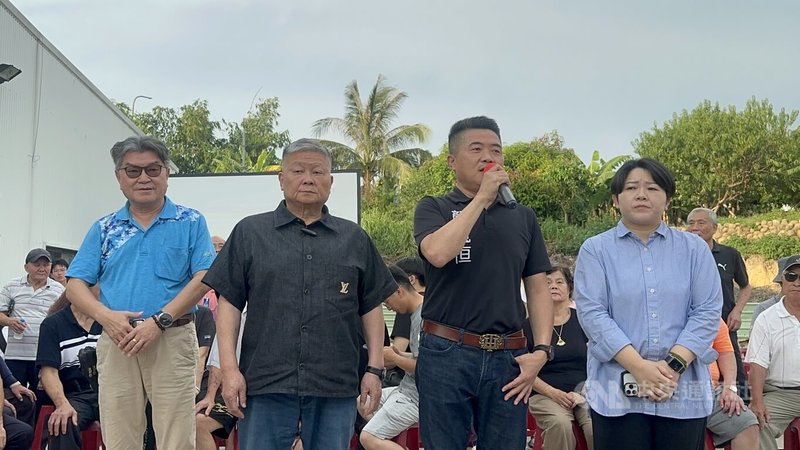 中國國民黨籍立法委員顏寬恒(前右2)23日在父親、前立委顏清標(前左2)與妹妹、台中市議會副議長顏莉敏(前右)及國民黨台中市議會黨團書記長李中(前左)陪同下,宣布罷免案不通過,感謝鄉親支持。中央社記者趙麗妍攝 114年8月23日
