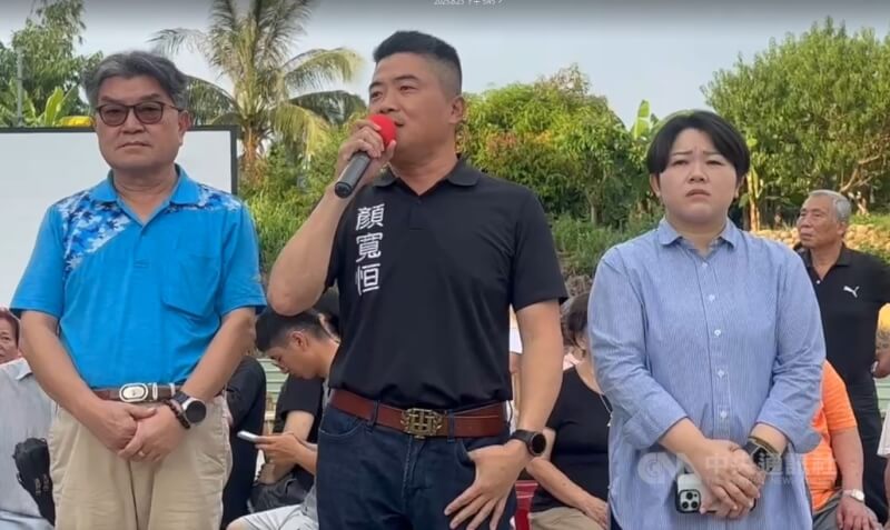 立委顏寬恆（前中）自行宣布罷免案不通過。中央社記者趙麗妍攝 114年8月23日