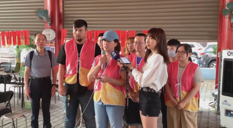 中國國民黨籍立法委員楊瓊瓔罷免案23日遭否決,罷團發言人Connie(前右2)與成員受訪表示,「我們還會繼續監督,繼續前進」。(罷團提供)中央社記者蘇木春傳真 114年8月23日