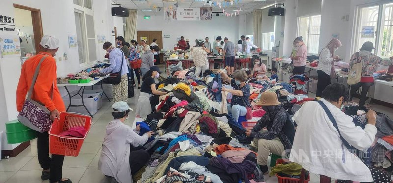 澎湖家扶中心「衫仔櫥市集」23日起在澎湖家扶中心2樓禮堂進行義賣活動，雖然是核三重啟公投日，但仍有大批民眾前往撿便宜，以行動貢獻愛心。中央社  114年8月23日