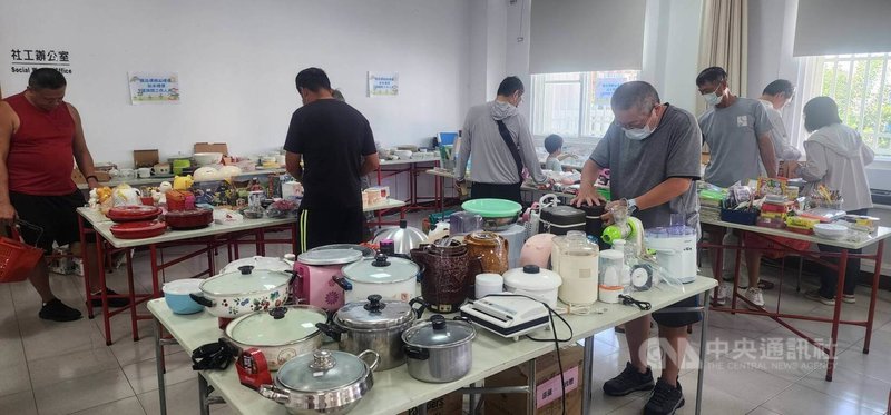 澎湖家扶中心「衫仔櫥市集」23日起在澎湖家扶中心2樓禮堂進行義賣活動，大多由社區民眾捐贈全新或8成新的二手衣物，並由家扶溫媽媽志工隊重新整理後上架，義賣所得將作為弱勢兒少家庭服務經費。中央社  114年8月23日