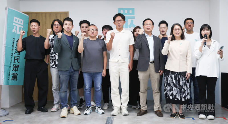 核三延役公投落幕,雖未過關但同意票遠超過不同意票近3倍。民眾黨主席黃國昌(前右4)23日晚間率黨公職出面發表談話時表示,公投雖未達法定門檻,但短時間內凝聚的巨大民意,為台灣能源轉型開啟歷史性起點。中央社記者張新偉攝 114年8月23日