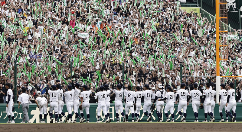 沖繩尚學23日擊敗西東京代表日大三高校，奪得校史首座夏季甲子園冠軍。（共同社）