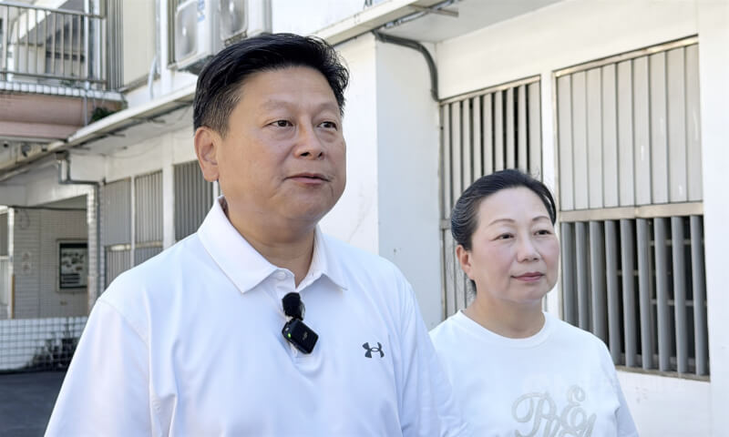 國民黨立法院黨團總召傅崐萁(左)上午與妻子、花蓮縣長徐榛蔚(右),一同前往吉安國中投票。中央社記者張祈攝 114年8月23日