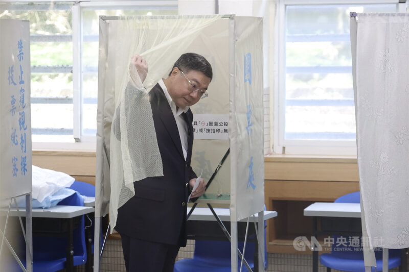 行政院長卓榮泰(圖)上午前往台北市內湖區三民國中投票。中央社記者翁睿坤攝 114年8月23日