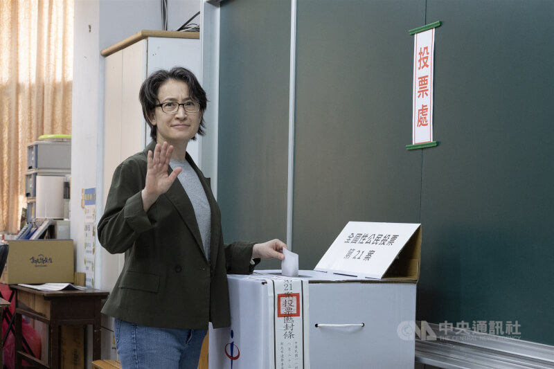副總統蕭美琴(圖)23日上午前往新北市永平國小投票,並將公投票投入票匭中。中央社記者趙世勳攝 114年8月23日