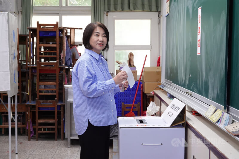 屏東縣長周春米(圖)上午9時許前往投票所,將公投票折起準備投入票匭。中央社記者李卉婷攝 114年8月23日